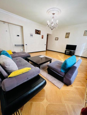 Elegant Nice Apartment In the Very Center, By Opera and Cascade